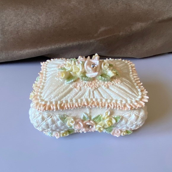 Vintage Floral Embellished Jewelry Box - Picture 2 of 7